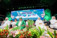 Gubernur Jawa Timur Khofifah Indar Parawansa bersama ribuan jemaah mengikuti Jawa Timur Bersholawat di halaman Gedung DPRD Jawa Timur, Rabu (7/10/2026) malam. (Dok. Ho/RadarBangsa.co.id)