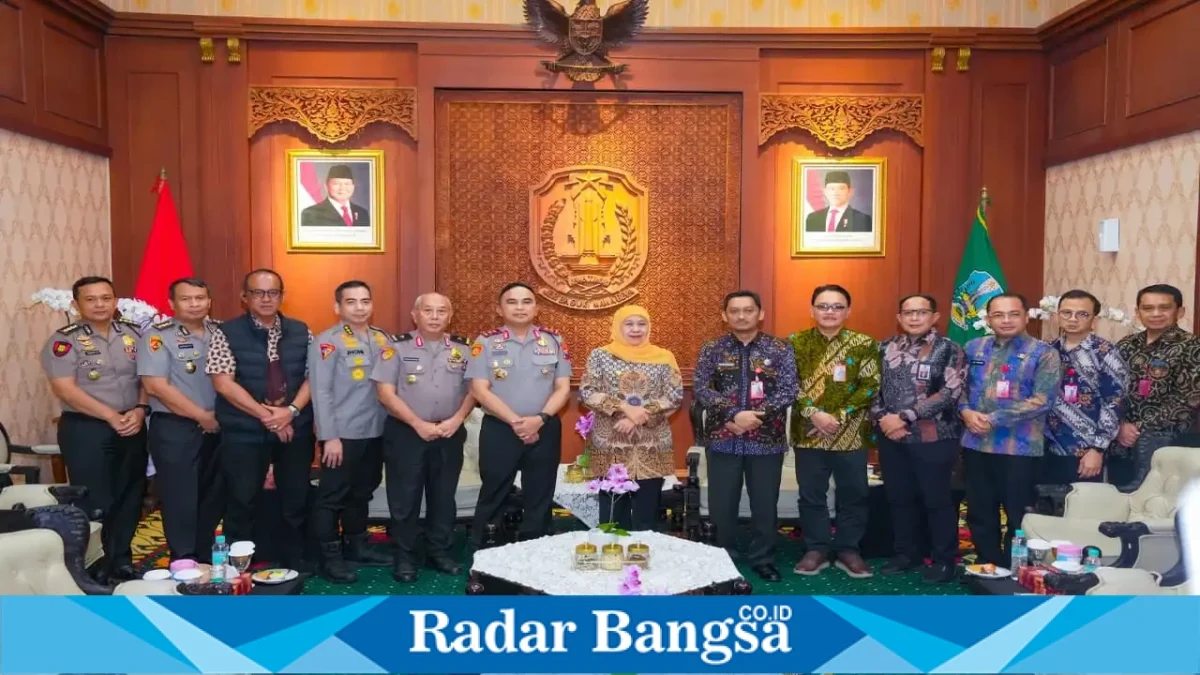 Gubernur Jawa Timur Khofifah Indar Parawansa bersama jajaran Polda Jatim dan perangkat daerah dalam pertemuan di Gedung Negara Grahadi, Surabaya. (Dok. Ho/Pemprov Jatim/RadarBangsa.co.id).
