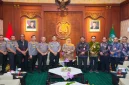 Gubernur Jawa Timur Khofifah Indar Parawansa bersama jajaran Polda Jatim dan perangkat daerah dalam pertemuan di Gedung Negara Grahadi, Surabaya. (Dok. Ho/Pemprov Jatim/RadarBangsa.co.id).