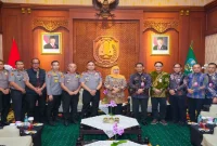 Gubernur Jawa Timur Khofifah Indar Parawansa bersama jajaran Polda Jatim dan perangkat daerah dalam pertemuan di Gedung Negara Grahadi, Surabaya. (Dok. Ho/Pemprov Jatim/RadarBangsa.co.id).