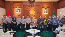 Gubernur Jawa Timur Khofifah Indar Parawansa bersama jajaran Polda Jatim dan perangkat daerah dalam pertemuan di Gedung Negara Grahadi, Surabaya. (Dok. Ho/Pemprov Jatim/RadarBangsa.co.id).