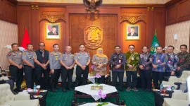 Gubernur Jawa Timur Khofifah Indar Parawansa bersama jajaran Polda Jatim dan perangkat daerah dalam pertemuan di Gedung Negara Grahadi, Surabaya. (Dok. Ho/Pemprov Jatim/RadarBangsa.co.id).
