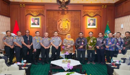 Gubernur Jawa Timur Khofifah Indar Parawansa bersama Kapolda Jatim dan jajaran dalam pertemuan di Gedung Negara Grahadi, Surabaya.