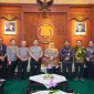 Gubernur Jawa Timur Khofifah Indar Parawansa bersama jajaran Polda Jatim dan perangkat daerah dalam pertemuan di Gedung Negara Grahadi, Surabaya. (Dok. Ho/Pemprov Jatim/RadarBangsa.co.id).
