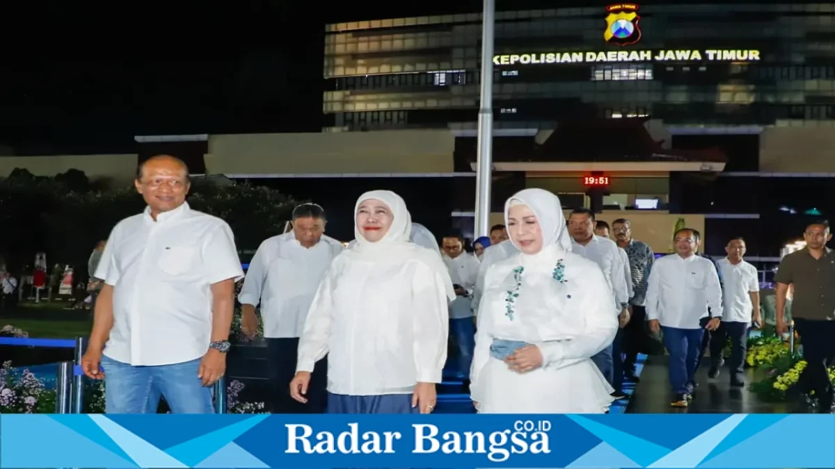 Gubernur Jawa Timur Khofifah Indar Parawansa menghadiri acara kenal pamit Kapolda Jatim di Mapolda Jatim, Surabaya, Selasa (13/10). (Dok. Ho/RadarBangsa.co.id)