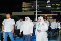 Gubernur Jawa Timur Khofifah Indar Parawansa menghadiri acara kenal pamit Kapolda Jatim di Mapolda Jatim, Surabaya, Selasa (13/10). (Dok. Ho/RadarBangsa.co.id)