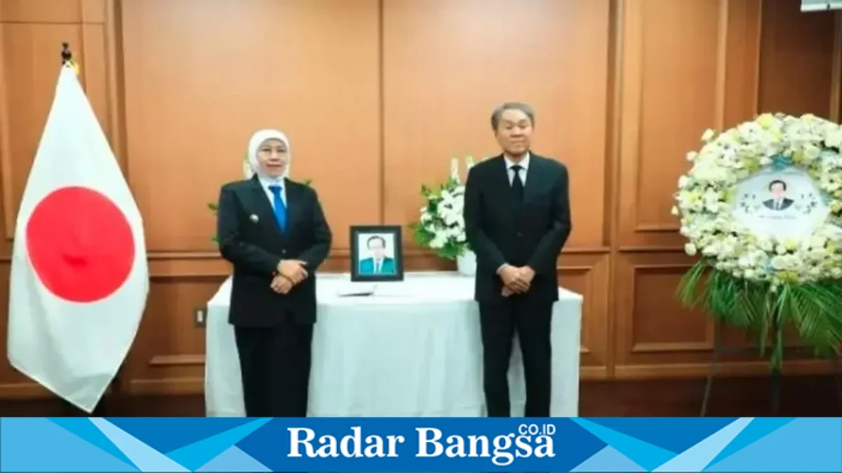 Gubernur Jawa Timur Khofifah Indar Parawansa mengunjungi Konsulat Jenderal Jepang di Surabaya, Jumat (30/10/2026), untuk menyampaikan belasungkawa atas wafatnya mantan Perdana Menteri Jepang Yasuo Fukuda. (Dok Foto Ho/RadarBangsa.co.id)