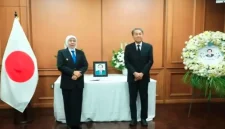 Gubernur Jawa Timur Khofifah Indar Parawansa mengunjungi Konsulat Jenderal Jepang di Surabaya, Jumat (30/10/2026), untuk menyampaikan belasungkawa atas wafatnya mantan Perdana Menteri Jepang Yasuo Fukuda. (Dok Foto Ho/RadarBangsa.co.id)
