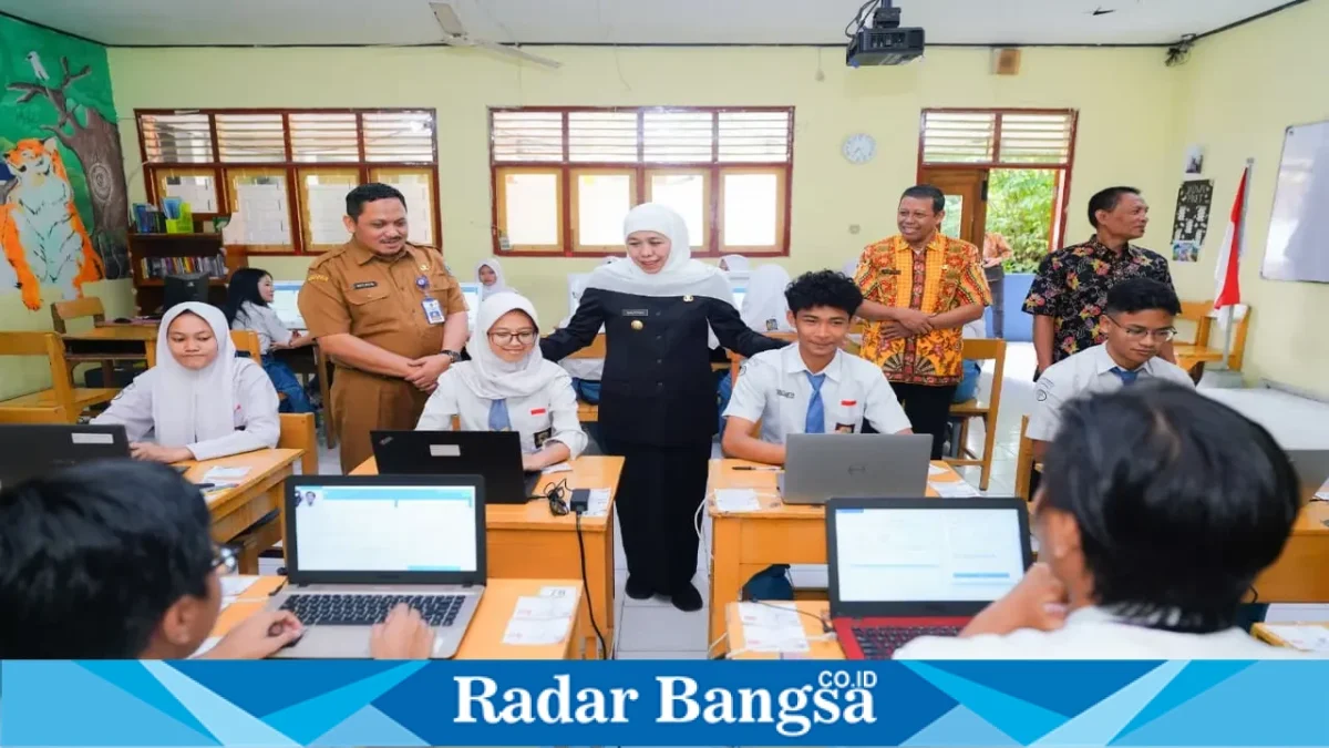Gubernur Jawa Timur Khofifah Indar Parawansa memberikan dukungan kepada murid yang akan mengikuti Tes Kemampuan Akademik 2026. (Dok. Ho/Pemprov Jawa Timur/RadarBangsa.co.id).