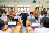 Gubernur Jawa Timur Khofifah Indar Parawansa memberikan dukungan kepada murid yang akan mengikuti Tes Kemampuan Akademik 2026. (Dok. Ho/Pemprov Jawa Timur/RadarBangsa.co.id).