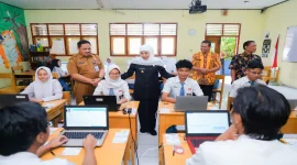 Gubernur Jawa Timur Khofifah Indar Parawansa memberikan dukungan kepada murid yang akan mengikuti Tes Kemampuan Akademik 2026. (Dok. Ho/Pemprov Jawa Timur/RadarBangsa.co.id).