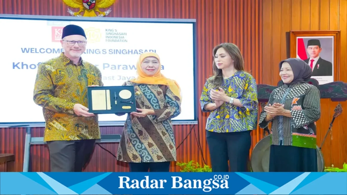 Gubernur Jawa Timur Khofifah Indar Parawansa saat meluncurkan dua prodi baru KCL Singhasari di Malang, Jumat (2/10/2026). (Dok. Ho/RadarBangsa.co.id)
