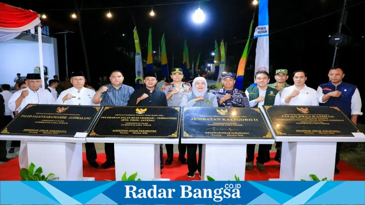 Gubernur Jawa Timur Khofifah Indar Parawansa bersama jajaran pejabat menunjukkan prasasti peresmian sejumlah infrastruktur jalan dan jembatan di Kabupaten Pacitan. (Dok  Ho/RadarBangsa.co.id)