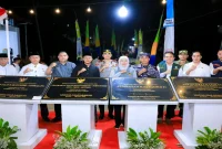 Gubernur Jawa Timur Khofifah Indar Parawansa bersama jajaran pejabat menunjukkan prasasti peresmian sejumlah infrastruktur jalan dan jembatan di Kabupaten Pacitan. (Dok  Ho/RadarBangsa.co.id)