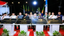 Gubernur Jawa Timur Khofifah Indar Parawansa bersama jajaran pejabat menunjukkan prasasti peresmian sejumlah infrastruktur jalan dan jembatan di Kabupaten Pacitan. (Dok  Ho/RadarBangsa.co.id)