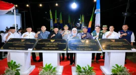 Gubernur Jawa Timur Khofifah Indar Parawansa bersama jajaran pejabat menunjukkan prasasti peresmian sejumlah infrastruktur jalan dan jembatan di Kabupaten Pacitan. (Dok  Ho/RadarBangsa.co.id)