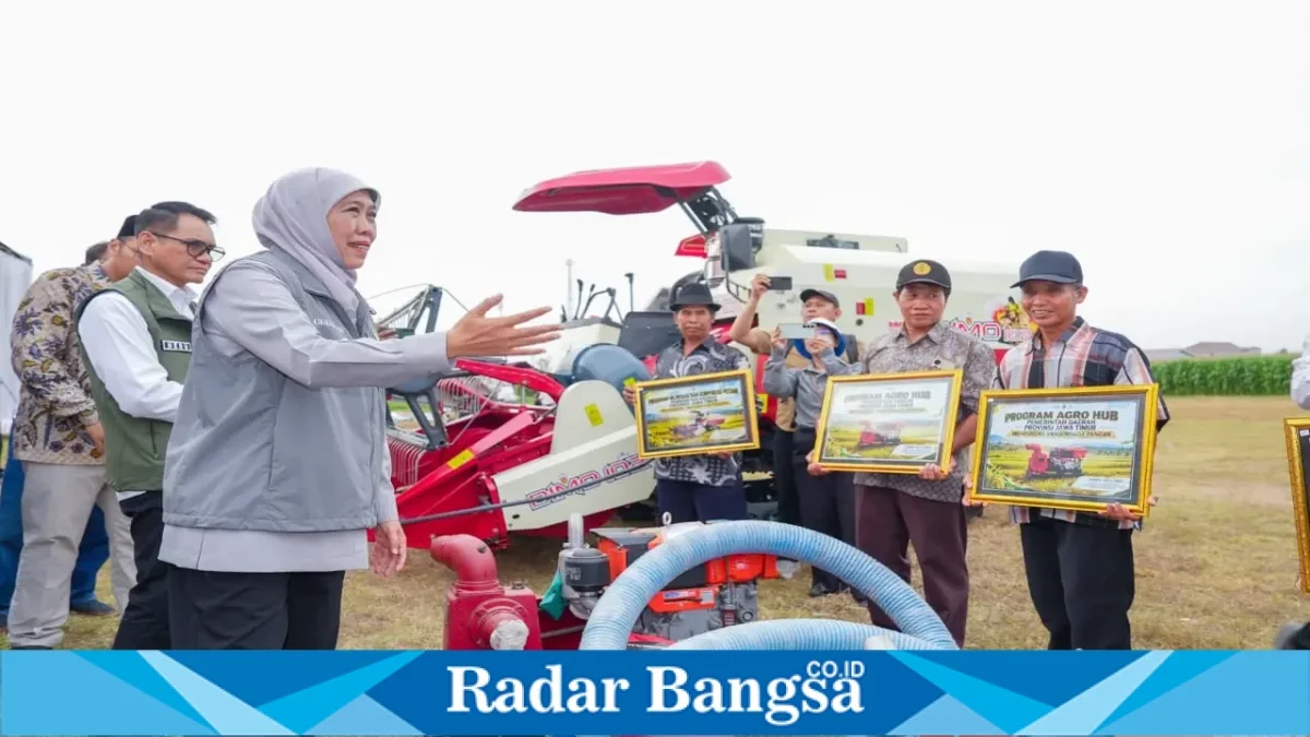 Gubernur Jawa Timur Khofifah Indar Parawansa menyerahkan bantuan alsintan kepada kelompok tani di Desa Sumbertebu, Kecamatan Bangsal, Kabupaten Mojokerto, Minggu (4/10/2026).