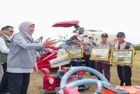 Gubernur Jawa Timur Khofifah Indar Parawansa menyerahkan bantuan alsintan kepada kelompok tani di Desa Sumbertebu, Kecamatan Bangsal, Kabupaten Mojokerto, Minggu (4/10/2026).