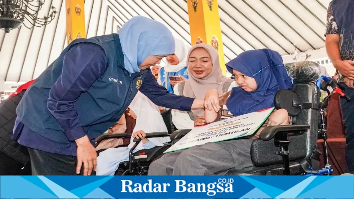 Gubernur Jawa Timur Khofifah Indar Parawansa saat menyalurkan bantuan sosial dan dukungan pemberdayaan kepada masyarakat Kabupaten Magetan dalam rangkaian Hari Jadi ke-81 Jawa Timur, Selasa (6/10/2026).