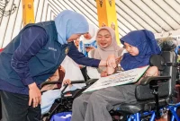 Gubernur Jawa Timur Khofifah Indar Parawansa saat menyalurkan bantuan sosial dan dukungan pemberdayaan kepada masyarakat Kabupaten Magetan dalam rangkaian Hari Jadi ke-81 Jawa Timur, Selasa (6/10/2026).