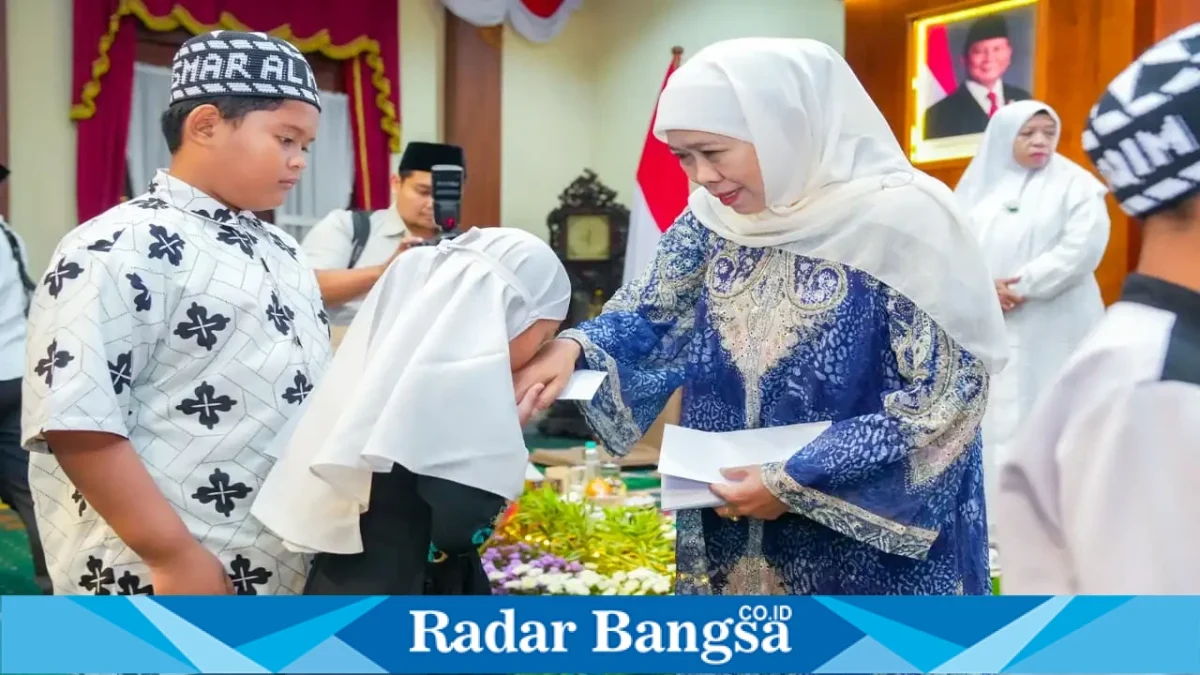 Gubernur Jawa Timur Khofifah Indar Parawansa saat menyerahkan santunan kepada anak yatim dalam rangkaian menyambut Hari Jadi ke-81 Provinsi Jawa Timur di Gedung Negara Grahadi, Surabaya, Sabtu (3/10/2026). (Dok. Ho/RadarBangsa.co.id)