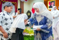 Gubernur Jawa Timur Khofifah Indar Parawansa saat menyerahkan santunan kepada anak yatim dalam rangkaian menyambut Hari Jadi ke-81 Provinsi Jawa Timur di Gedung Negara Grahadi, Surabaya, Sabtu (3/10/2026). (Dok. Ho/RadarBangsa.co.id)