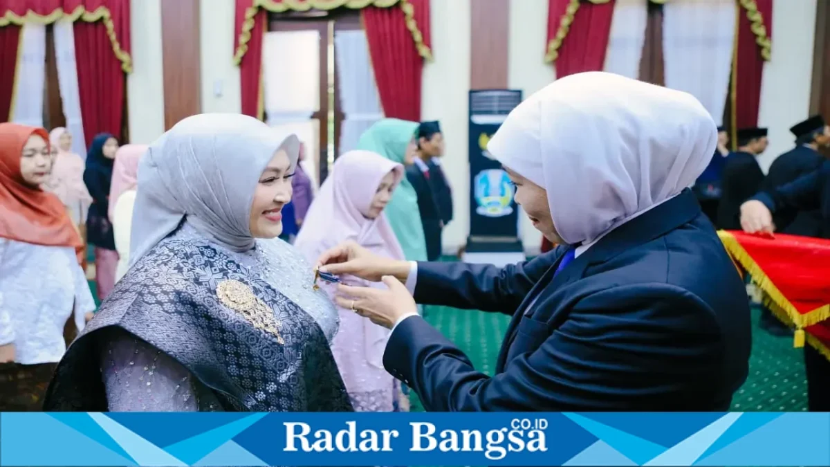 Gubernur Jawa Timur Khofifah Indar Parawansa saat menganugerahkan Satyalancana Karya Satya kepada ASN Pemprov Jatim di Gedung Negara Grahadi, Surabaya, Selasa (13/10). (Dok. Ho/RadarBangsa.co.id)