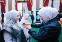 Gubernur Jawa Timur Khofifah Indar Parawansa saat menganugerahkan Satyalancana Karya Satya kepada ASN Pemprov Jatim di Gedung Negara Grahadi, Surabaya, Selasa (13/10). (Dok. Ho/RadarBangsa.co.id)