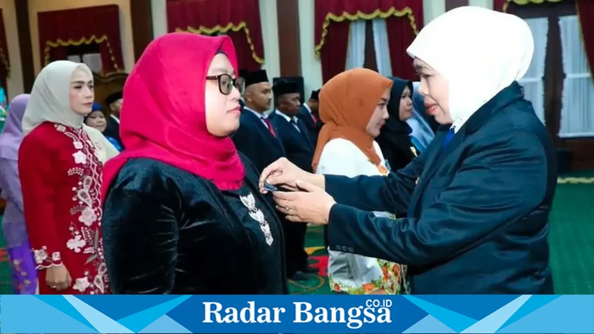 Gubernur Jawa Timur Khofifah Indar Parawansa menyematkan Tanda Kehormatan Republik Indonesia Satyalancana Karya Satya kepada ASN Pemprov Jatim di Gedung Negara Grahadi, Surabaya, Minggu (11/10/2026). (Dok. Ho/Pemprov Jatim)