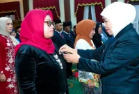 Gubernur Jawa Timur Khofifah Indar Parawansa menyematkan Tanda Kehormatan Republik Indonesia Satyalancana Karya Satya kepada ASN Pemprov Jatim di Gedung Negara Grahadi, Surabaya, Minggu (11/10/2026). (Dok. Ho/Pemprov Jatim)
