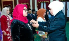 Khofifah Sematkan Satyalancana kepada 528 ASN Jatim, 69 Mengabdi 30 Tahun