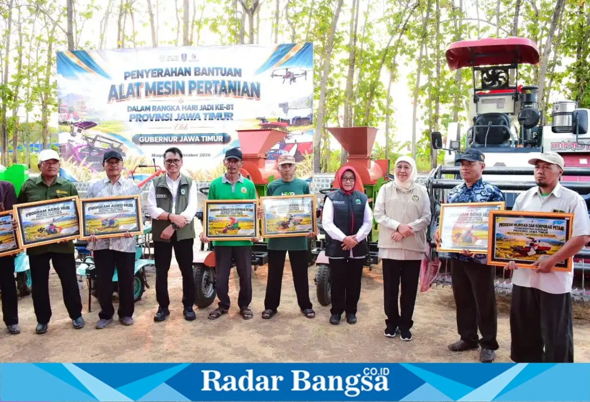 Gubernur Jawa Timur Khofifah Indar Parawansa saat menyerahkan bantuan alsintan kepada kelompok tani di Kabupaten Magetan, Selasa (6/10). (Dok. Ho/RadarBangsa.co.id)