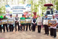 Gubernur Jawa Timur Khofifah Indar Parawansa saat menyerahkan bantuan alsintan kepada kelompok tani di Kabupaten Magetan, Selasa (6/10). (Dok. Ho/RadarBangsa.co.id)