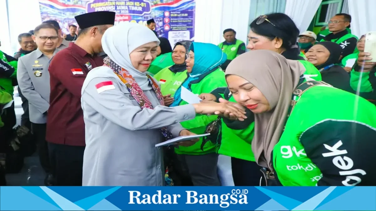 Gubernur Jawa Timur Khofifah Indar Parawansa meninjau layanan servis sepeda motor gratis di SMK Islam Krembung, Kabupaten Sidoarjo, Kamis (8/10/2026). (Dok. Ho/RadarBangsa.co.id)
