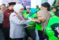Gubernur Jawa Timur Khofifah Indar Parawansa meninjau layanan servis sepeda motor gratis di SMK Islam Krembung, Kabupaten Sidoarjo, Kamis (8/10/2026). (Dok. Ho/RadarBangsa.co.id)