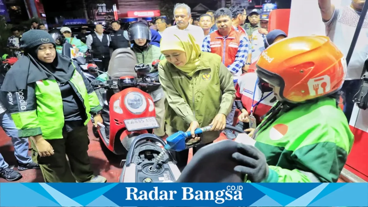 Gubernur Jawa Timur Khofifah Indar Parawansa membagikan BBM gratis kepada pengemudi ojek online di SPBU Jalan Ciliwung, Kota Malang, Sabtu (17/10/2026). (Dok. Ho/RadarBangsa.co.id)
