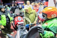 Gubernur Jawa Timur Khofifah Indar Parawansa membagikan BBM gratis kepada pengemudi ojek online di SPBU Jalan Ciliwung, Kota Malang, Sabtu (17/10/2026). (Dok. Ho/RadarBangsa.co.id)