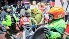 Gubernur Jawa Timur Khofifah Indar Parawansa membagikan BBM gratis kepada pengemudi ojek online di SPBU Jalan Ciliwung, Kota Malang, Sabtu (17/10/2026). (Dok. Ho/RadarBangsa.co.id)