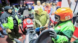 Gubernur Jawa Timur Khofifah Indar Parawansa membagikan BBM gratis kepada pengemudi ojek online di SPBU Jalan Ciliwung, Kota Malang, Sabtu (17/10/2026). (Dok. Ho/RadarBangsa.co.id)