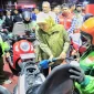 Gubernur Jawa Timur Khofifah Indar Parawansa membagikan BBM gratis kepada pengemudi ojek online di SPBU Jalan Ciliwung, Kota Malang, Sabtu (17/10/2026). (Dok. Ho/RadarBangsa.co.id)