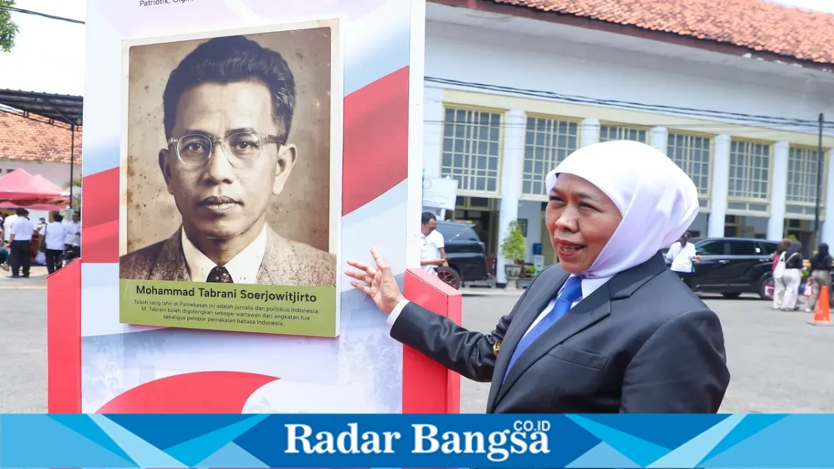 Caption foto: Gubernur Jawa Timur Khofifah Indar Parawansa menunjuk panel bergambar Mohammad Tabrani Soerjowitjitro di Pamekasan. (Dok. Ho/RadarBangsa.co.id)