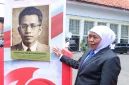 Caption foto: Gubernur Jawa Timur Khofifah Indar Parawansa menunjuk panel bergambar Mohammad Tabrani Soerjowitjitro di Pamekasan. (Dok. Ho/RadarBangsa.co.id)