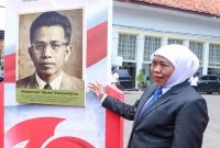 Caption foto: Gubernur Jawa Timur Khofifah Indar Parawansa menunjuk panel bergambar Mohammad Tabrani Soerjowitjitro di Pamekasan. (Dok. Ho/RadarBangsa.co.id)