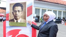 Caption foto: Gubernur Jawa Timur Khofifah Indar Parawansa menunjuk panel bergambar Mohammad Tabrani Soerjowitjitro di Pamekasan. (Dok. Ho/RadarBangsa.co.id)