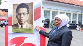 Caption foto: Gubernur Jawa Timur Khofifah Indar Parawansa menunjuk panel bergambar Mohammad Tabrani Soerjowitjitro di Pamekasan. (Dok. Ho/RadarBangsa.co.id)