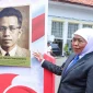 Caption foto: Gubernur Jawa Timur Khofifah Indar Parawansa menunjuk panel bergambar Mohammad Tabrani Soerjowitjitro di Pamekasan. (Dok. Ho/RadarBangsa.co.id)