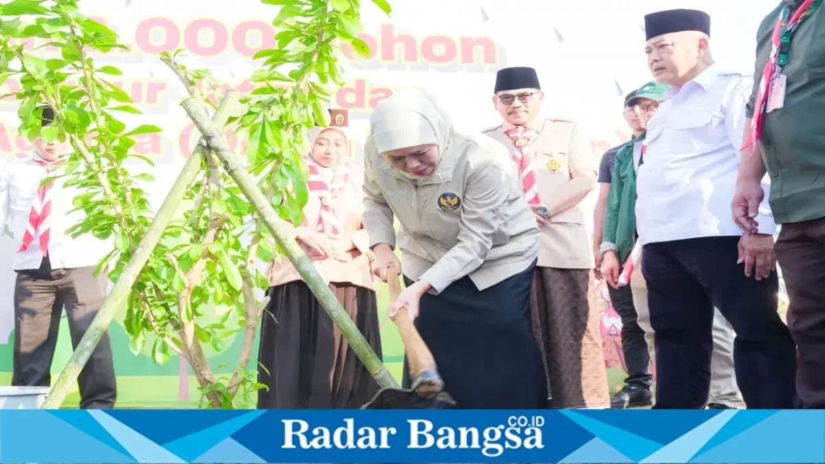 Khofifah Indar Parawansa bersama santri saat penanaman pohon di Pondok Pesantren Wisata An-Nur 2 Al-Murtadlo, Kabupaten Malang, Sabtu (3/10/2026). (Dok. Ho/RadarBangsa.co.id)