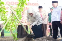 Khofifah Indar Parawansa bersama santri saat penanaman pohon di Pondok Pesantren Wisata An-Nur 2 Al-Murtadlo, Kabupaten Malang, Sabtu (3/10/2026). (Dok. Ho/RadarBangsa.co.id)