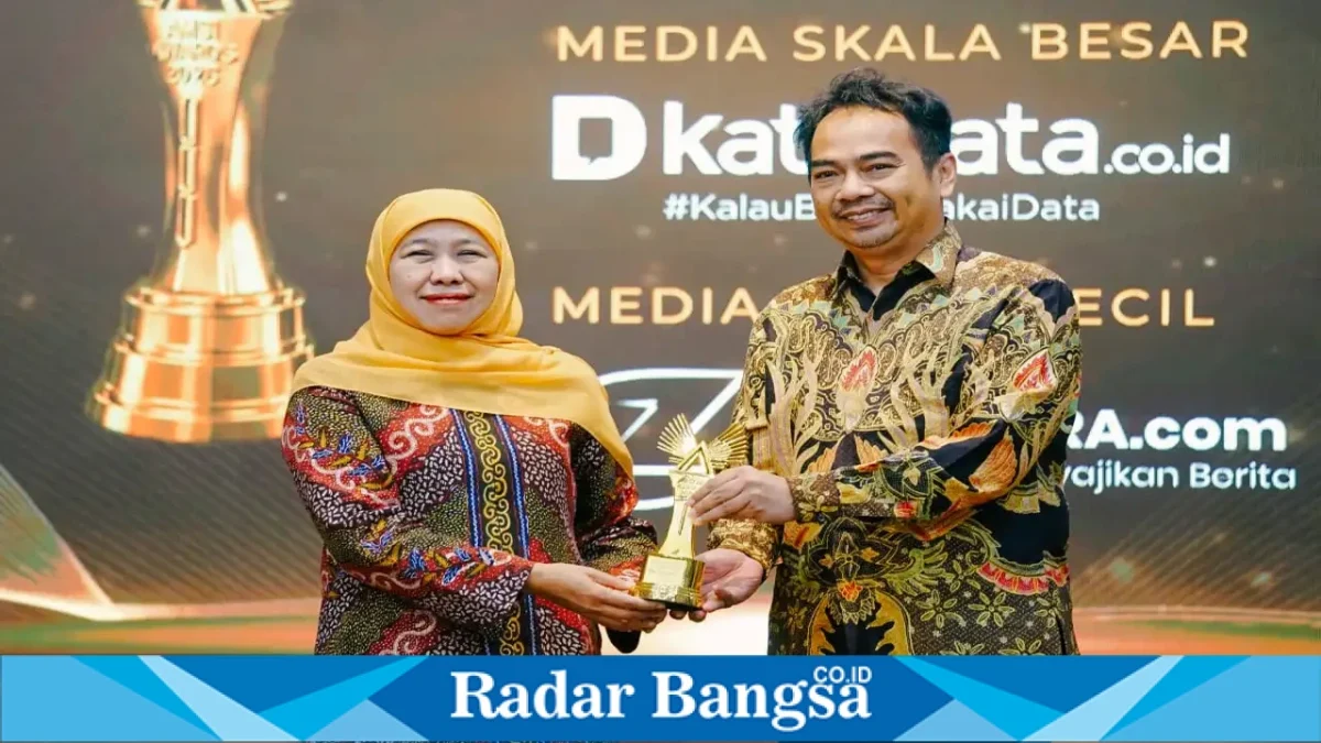Gubernur Jawa Timur Khofifah Indar Parawansa menerima apresiasi dalam Penganugerahan AMSI Awards 2026 di Gedung Negara Grahadi, Surabaya, Kamis (29/10/2026) malam. (Dok. Ho/RadarBangsa.co.id)
