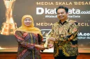 Gubernur Jawa Timur Khofifah Indar Parawansa menerima apresiasi dalam Penganugerahan AMSI Awards 2026 di Gedung Negara Grahadi, Surabaya, Kamis (29/10/2026) malam. (Dok. Ho/RadarBangsa.co.id)